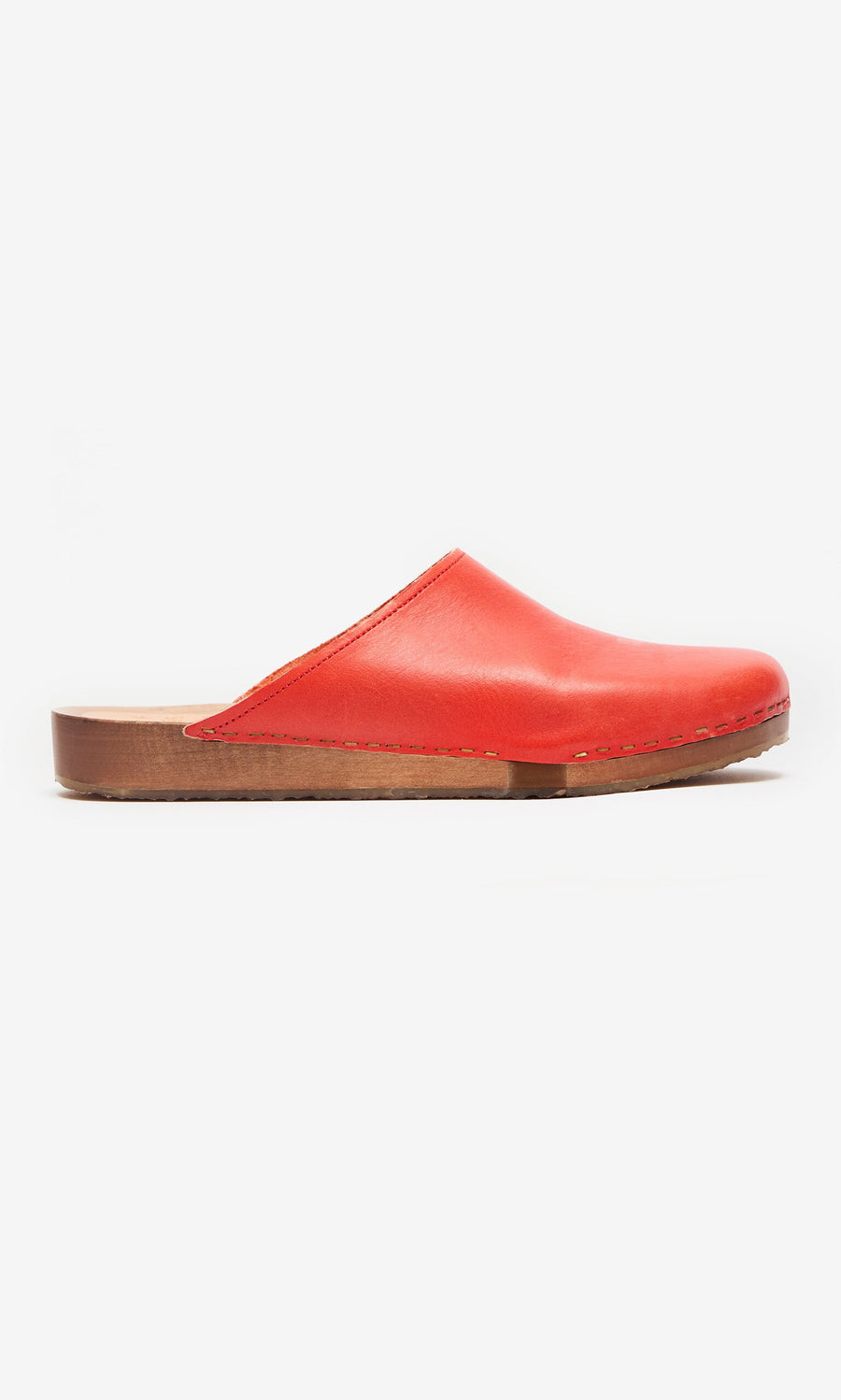 Plümo- The Carlie Clogs are red vegetable-tanned leather slip-ons with a brown flat sole, shown on a white background.