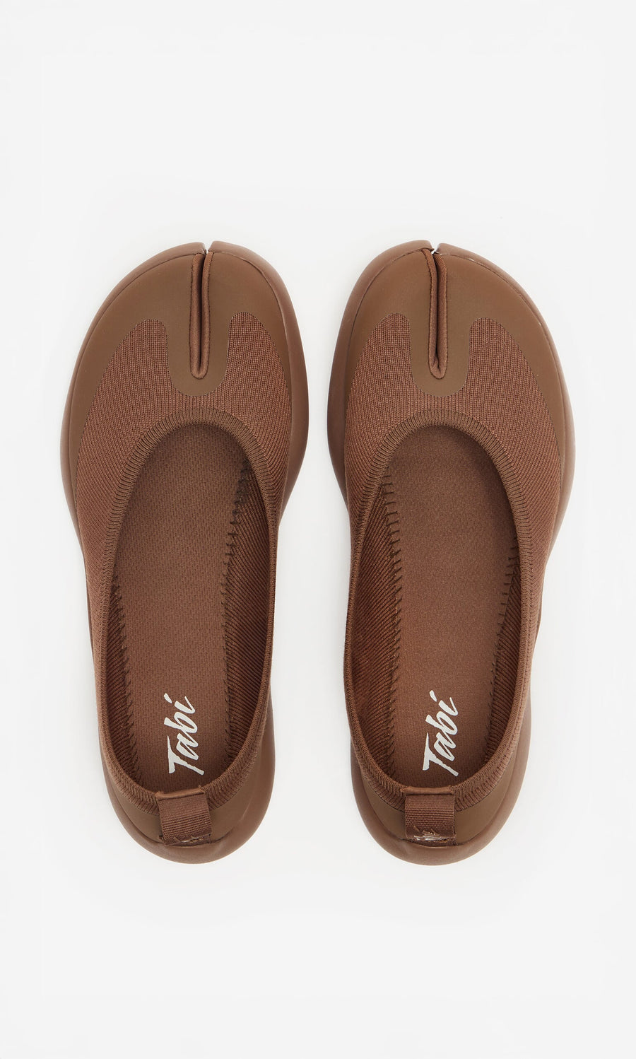 Plümo- Choco Tabi Ballerinas with brown knit uppers and split-toe, inspired by Japanese design, seen from above on white.
