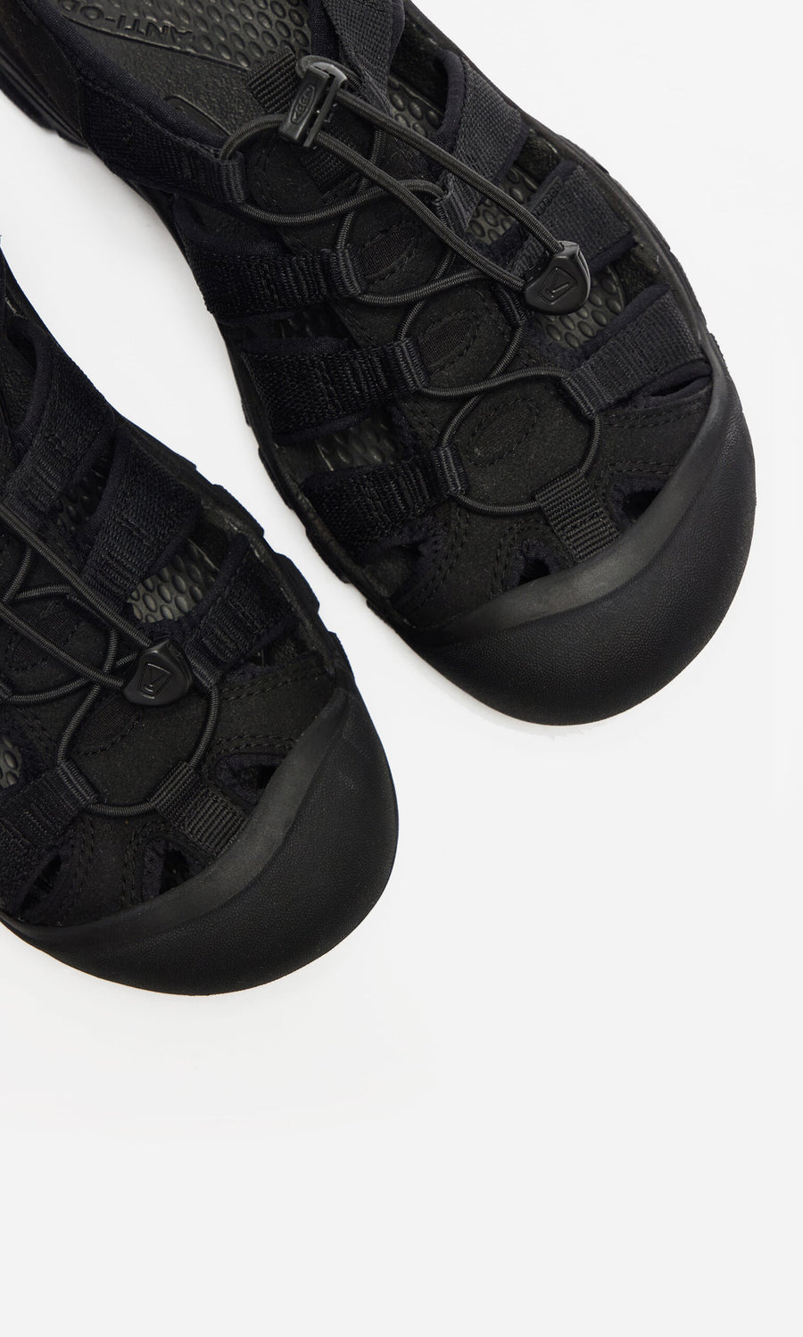 Plümo- Close-up of black Newport Sandals featuring mesh, rubber details, and arch support on a white background.